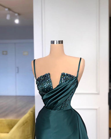 Modernes Kristall-Meerjungfrauen-Abendkleid mit abnehmbarer Schleppe und Spaghettiträgern