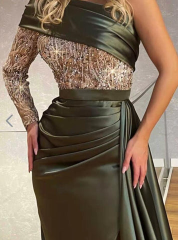 Modernes Meerjungfrau-Ballkleid mit Perlen und geschlitzten langen Ärmeln