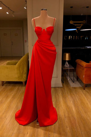 Modernes, atemberaubendes rotes Ballkleid mit runden Körbchen und hohem Schlitz und Spaghettiträgern