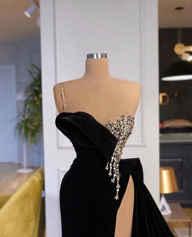 Schlichtes schwarzes Ballkleid mit Schlitz vorne und einer Schulter