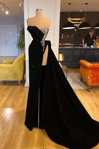 Schlichtes schwarzes Ballkleid mit Schlitz vorne und einer Schulter