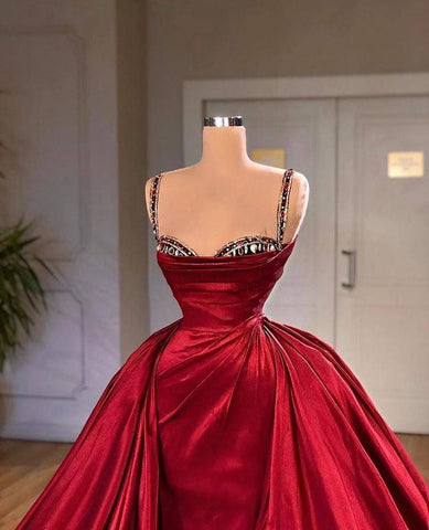 Schlichtes ärmelloses Ballkleid mit Spaghettiträgern und Schleppe