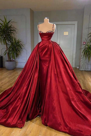 Schlichtes ärmelloses Ballkleid mit Spaghettiträgern und Schleppe