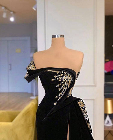 Schlichtes trägerloses A-Linien-Ballkleid mit Schlitz vorn und Perlen
