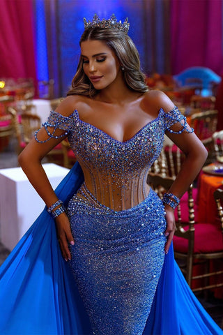 Schulterfreies, königsblaues Meerjungfrau-Ballkleid mit Überrock, Pailletten und Perlen