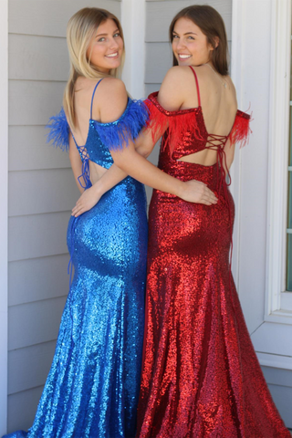 Langes Ballkleid mit Pailletten, kalten Schultern und Federn und Schlitz