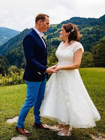 Kurze Ärmel Spitze Bedeckte Knöpfe Kurze Brautkleider