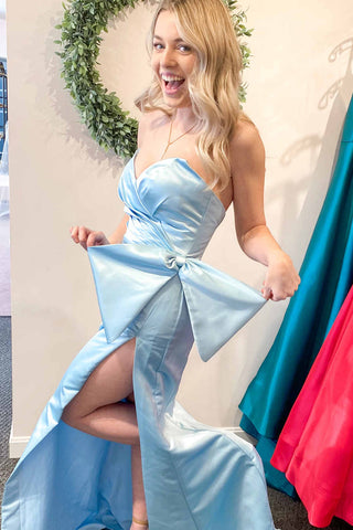 Rotes, trägerloses, langes Ballkleid mit Seitenschlitz
