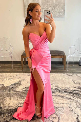 Rotes, trägerloses, langes Ballkleid mit Seitenschlitz