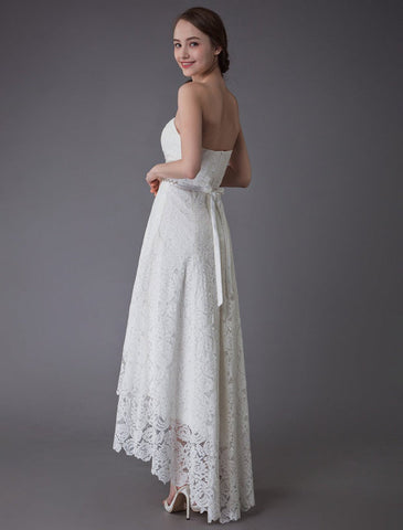 Schlichte Brautkleider Spitze High Low Trägerlos Schärpe Asymmetrisch Kurzes Brautkleid Exklusiv