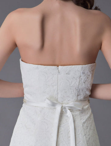 Schlichte Brautkleider Spitze High Low Trägerlos Schärpe Asymmetrisch Kurzes Brautkleid Exklusiv