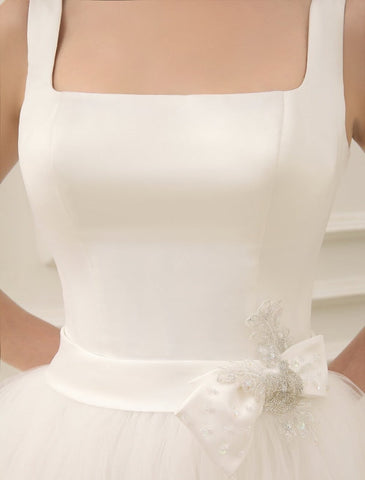Schlichte Brautkleider Satin Quadratischer Ausschnitt Applikation Kurzes Brautkleid Mit Perlen Schleife Schärpe Exklusiv