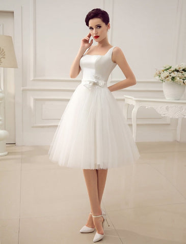 Schlichte Brautkleider Satin Quadratischer Ausschnitt Applikation Kurzes Brautkleid Mit Perlen Schleife Schärpe Exklusiv