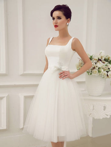 Schlichte Brautkleider Satin Quadratischer Ausschnitt Applikation Kurzes Brautkleid Mit Perlen Schleife Schärpe Exklusiv