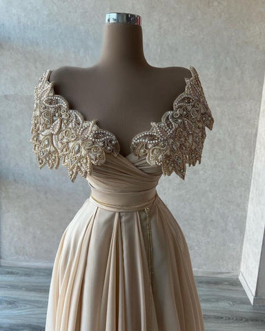 Atemberaubendes langes A-Linien-Trägerkleid mit Perlenbesatz und Herzausschnitt