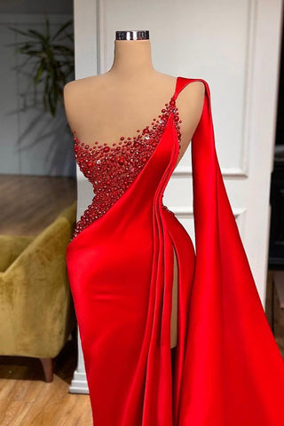 Atemberaubendes Abendkleid im Meerjungfrau-Stil mit hohem Schlitz und roten Steinen, ärmellos
