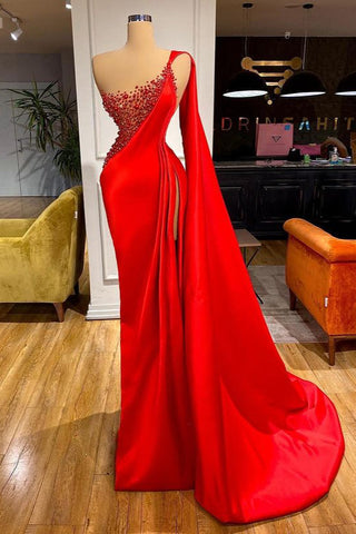 Atemberaubendes Abendkleid im Meerjungfrau-Stil mit hohem Schlitz und roten Steinen, ärmellos
