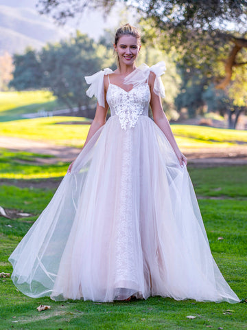 Bodenlanges Ballkleid aus Tüll mit V-Ausschnitt, Spitzenschleife und Trägern